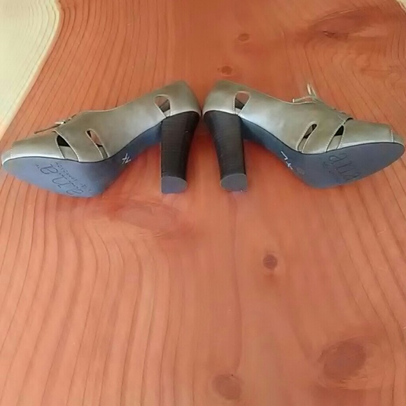 Bow Tie Chunky Heels - Picture 4 of 6